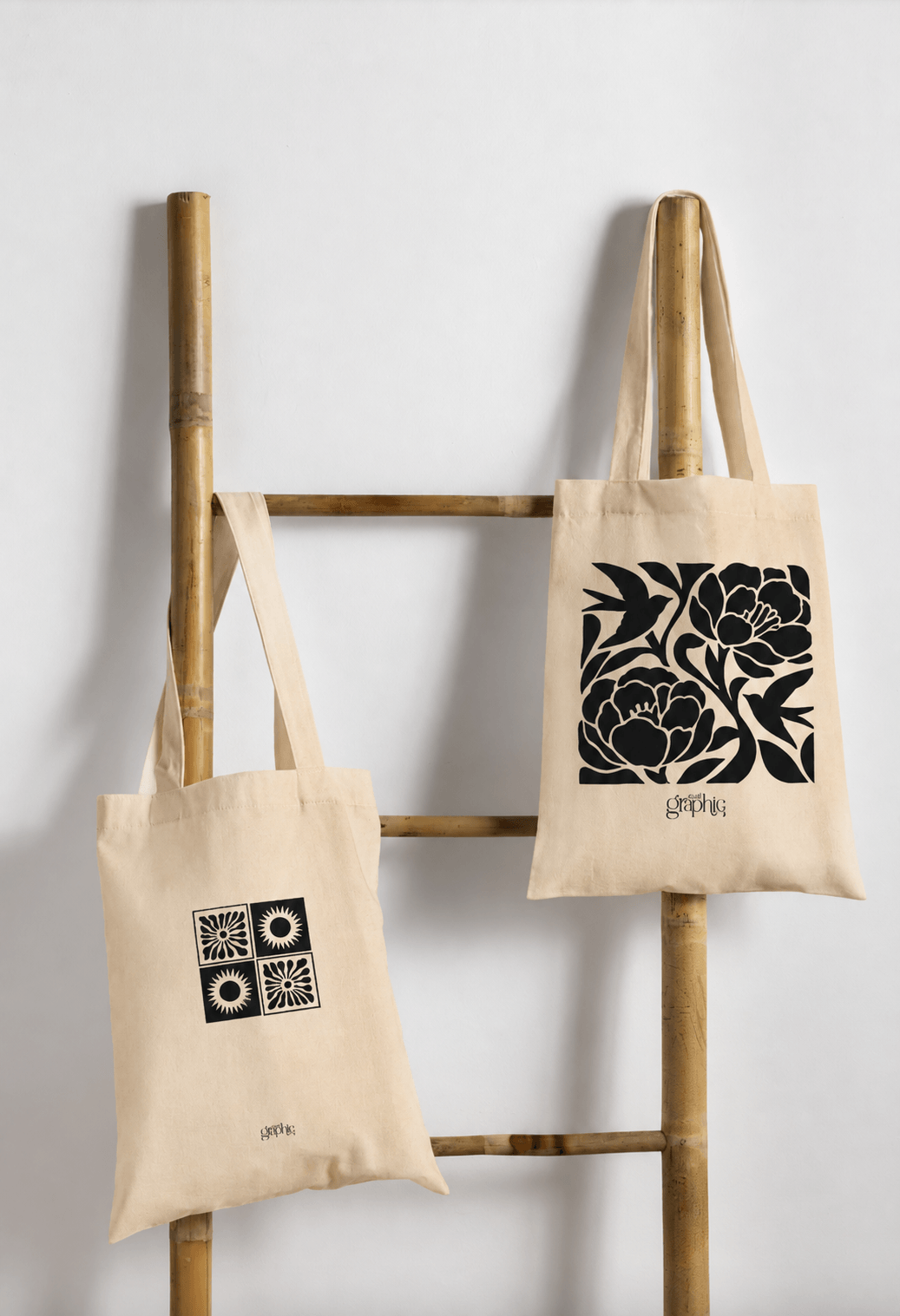 Sacs en toile beige sur échelle en bambou
